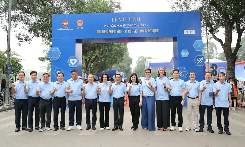 Các đại biểu lan tỏa thông điệp "Chủ động phòng bệnh - Vì một Việt Nam khỏe mạnh".
