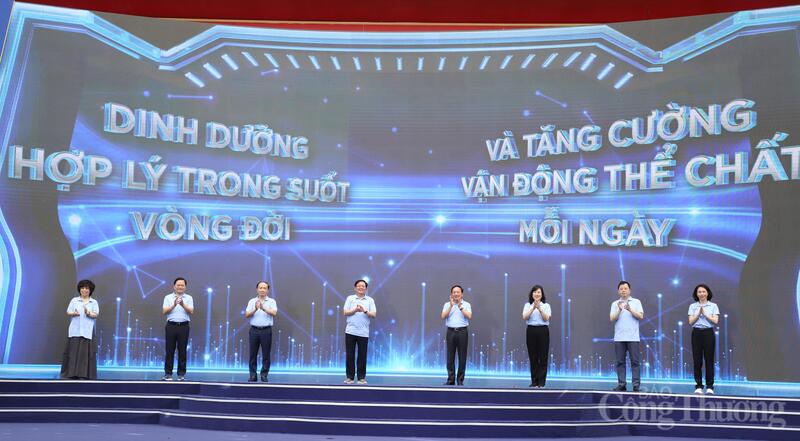Các đồng chí Lãnh đạo Đảng, Trang Chủ OKVIP COM Top #1 thực hiện nghi thức phát động Ngày sức khoẻ toàn dân 7/4.