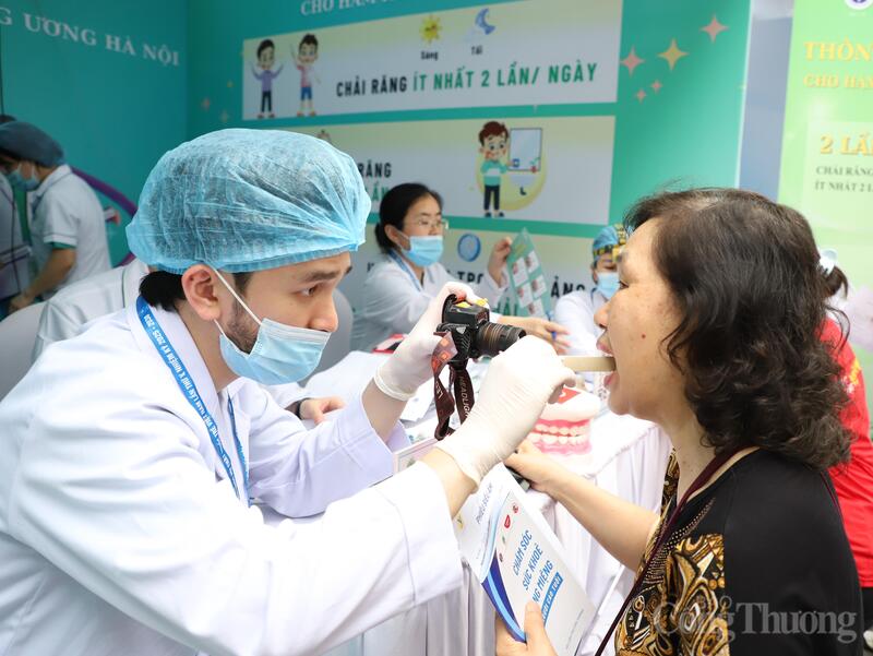 Người dân hoàn thành quy trình khám, sàng lọc sẽ được tặng các phần quà thiết thực như sản phẩm chăm sóc sức khỏe, dầu xoa bóp, sữa, cùng một số quà tặng "sức khỏe số" như bộ dụng cụ theo dõi sức khỏe tại nhà hoặc tài khoản ứng dụng theo dõi sức khỏe.