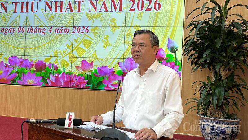 Ông Trương Cảnh Tuyên, Chủ tịch UBND TP. Cần Thơ, phát biểu tại phiên họp.