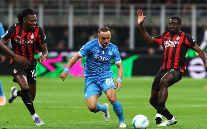 Kết quả trận đấu giữa AC Milan và Napoli sẽ quyết định vị trí thứ 2 tại Serie A. Ảnh: Flashscore.