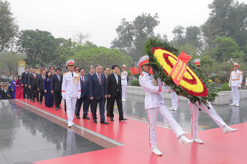 Đoàn đại biểu đặt vòng hoa, dâng hương tưởng niệm các anh hùng liệt sỹ tại Đài tưởng niệm các anh hùng liệt sỹ trên đường Bắc Sơn. Ảnh: Hồ Long