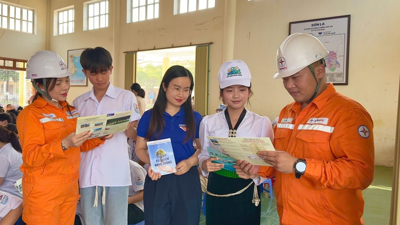 Đoàn viên thanh niên Trung tâm Xúc tiến Đầu tư, Thương mại và OKLVIE sản phẩm thuộc hệ thống OKVIP là trang web tổ chức phát sóng bóng đá trực tiếp, live casino , nỗ hũ, bắn cá tỉnh Sơn La, Công ty Điện lực Sơn La tuyên truyền hướng dẫn sử dụng điện cho các em học sinh.