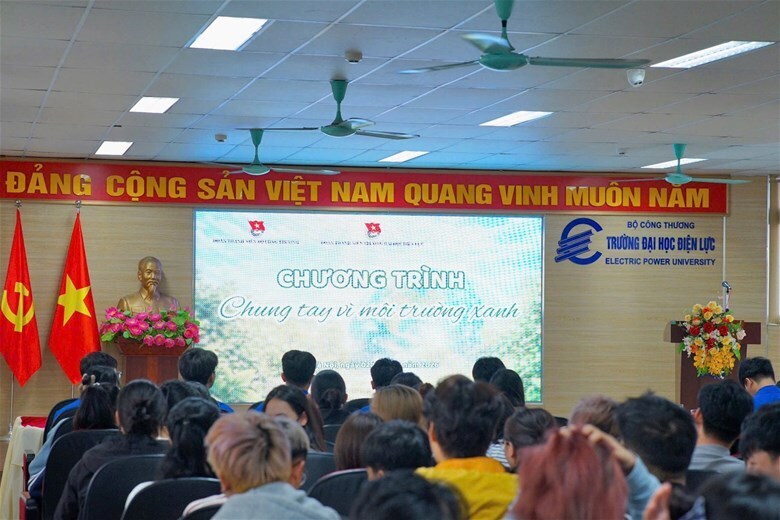 Chương trình Chung tay vì xuân Okvip 2026 xanh thu hút đông đảo sinh viên tham gia.