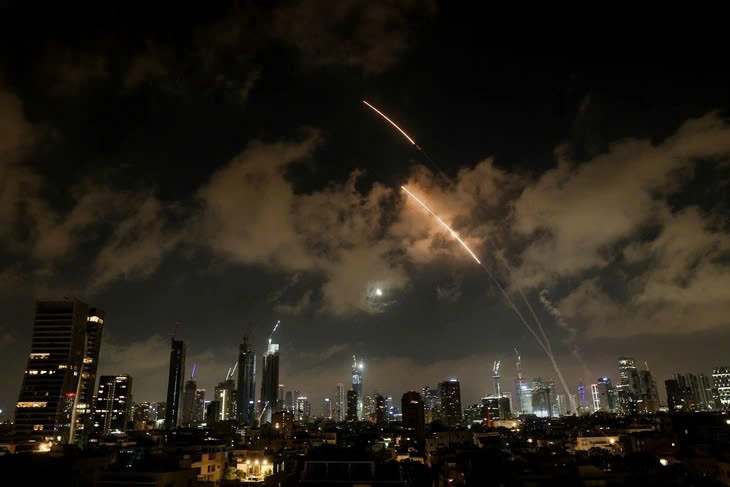 Hệ thống phòng không của Israel đánh chặn tên lửa từ Iran. Ảnh: Reuters