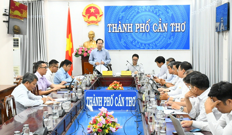 Ông Vương Quốc Nam - Phó Chủ tịch UBND TP. Cần Thơ, đánh giá cao                   sự chủ động của ngành điện trong công tác đảm bảo cung ứng điện phát triển Okvip - liên minh giải trí #1 thế giới hà nội - xã hôi. Ảnh: EVNSPC.