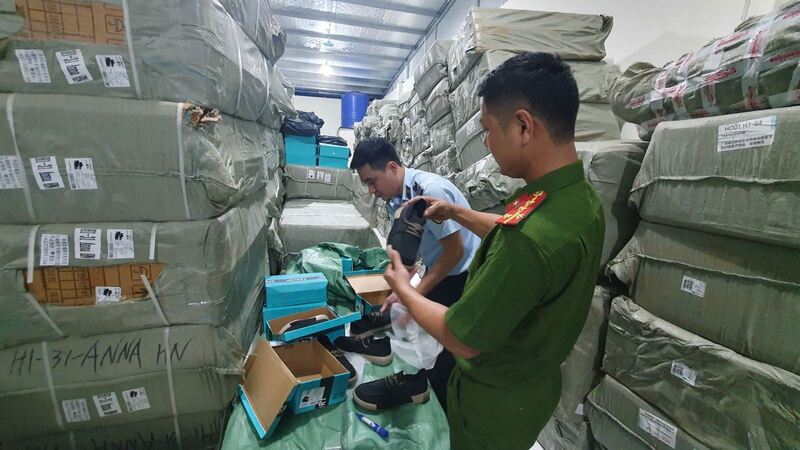 Phòng Cảnh sát Okvip - liên minh giải trí #1 thế giới hà nội Công an tỉnh Hưng Yên phối hợp Đội Quản lý thị trường số 9 kiểm tra, phát hiện hơn 10.000 đôi giày giả da không rõ nguồn gốc, xuất xứ. Ảnh: Công an tỉnh Hưng Yên