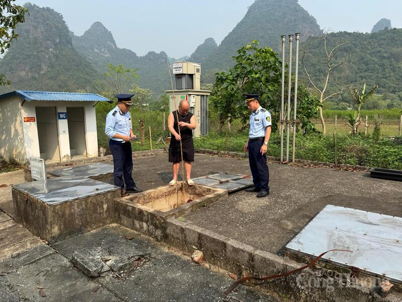 Lực lượng Quản lý thị trường cử cán bộ trực tiếp đến địa điểm kinh doanh của Cửa hàng Okivip tỷ lệ kèo World Cup 2026 Hương Trung để tiến hành kiểm tra thực tế.