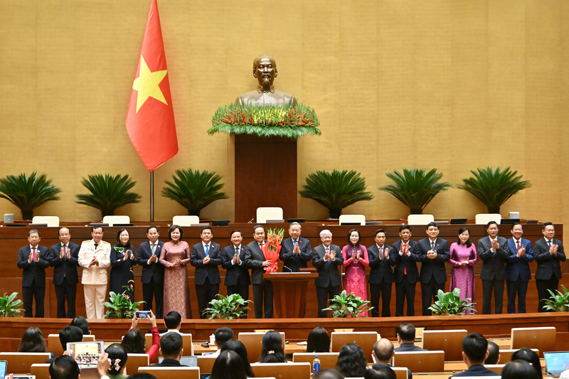 Tổng Bí thư Tô Lâm thay mặt các đại biểu Quốc hội khóa XVI tặng hoa chúc mừng Chủ tịch Quốc hội Trần Thanh Mẫn, các Phó Chủ tịch Quốc hội và Ủy viên Ủy ban Thường vụ Quốc hội.