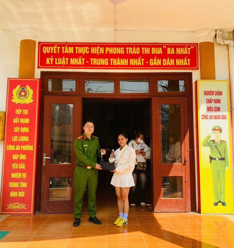 Sáng 6/4, Công an phường Sa Pa đã liên hệ và tiến hành trao trả toàn bộ tài sản cho bà Angel Rose Perona Salalac