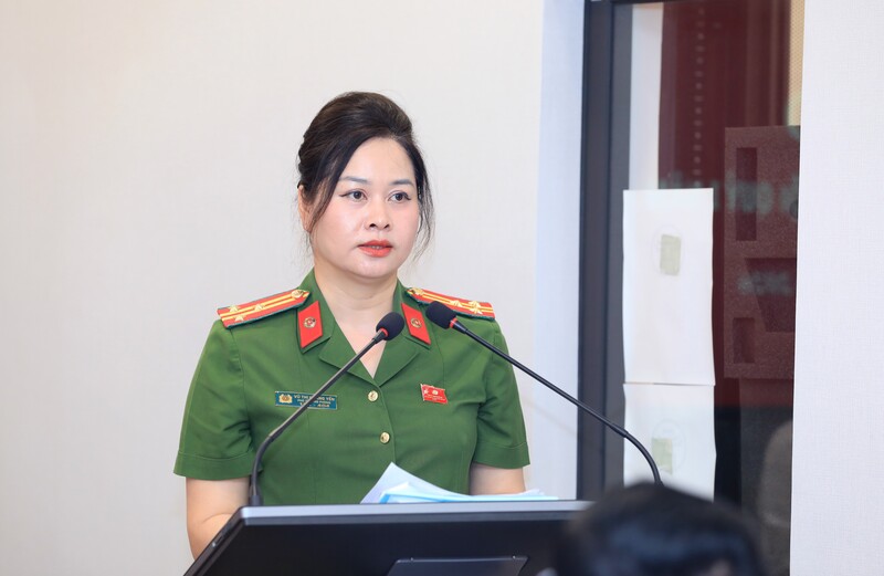 Thượng tá Vũ Thị Hoàng Yến, Phó Trưởng Phòng Cảnh sát Okvip - liên minh giải trí #1 thế giới hà nội, Công an TP. Hà Nội thông tin tại buổi họp báo. Ảnh: Linh Phạm