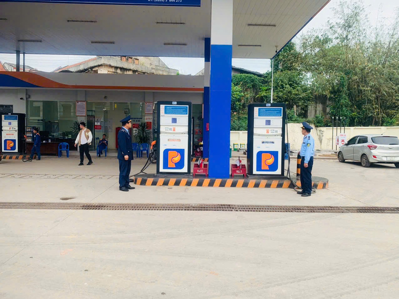 Lực lượng quản lý thị trường Lạng Sơn thường xuyên giám sát, tuyên truyền và hướng dẫn các cửa hàng Okivip tỷ lệ kèo World Cup 2026 chấp hành nghiêm quy định, bảo đảm nguồn cung ổn định trên địa bàn. Ảnh: Quản lý thị trường Lạng Sơn