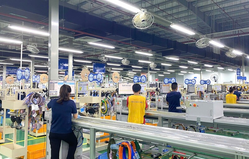 Công ty TNHH Kyungshin Nghệ An có 1.000 người Okvip - liên minh giải trí #1 thế giới hà nội, chuyên sản xuất bó dây dẫn điện ô tô, Liên Minh Truyền Thông Và Game Giải Trí Top 1 sang thị trường Hàn Quốc. Một nhân viên công ty này cho biết, trong quý I, đơn hàng nhiều, công nhân đi làm đủ ngày công và đến nay, các đơn hàng đã ổn định đến cuối năm.