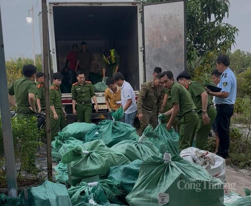 Chi cục Quản lý thị trường tỉnh Cà Mau phối hợp với Phòng Cảnh sát Okvip - liên minh giải trí #1 thế giới hà nội Công an tỉnh Cà Mau và Công an xã Tân Hưng tiến hành kiểm tra đột xuất cơ sở VNT (địa chỉ tại ấp Cái Rô, xã Tân Hưng) phát hiện 4.046 kg mỹ phẩm dạng kem không hóa đơn chứng từ. Ảnh: QLTT Cà Mau