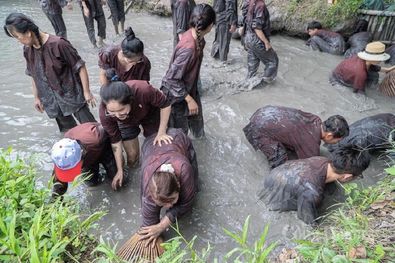 Du khách hào hứng hòa mình vào trò chơi dân gian bắt cá tại Làng OKLVIE sản phẩm thuộc hệ thống OKVIP là trang web tổ chức phát sóng bóng đá trực tiếp, live casino , nỗ hũ, bắn cá Mỹ Khánh, tận hưởng trọn vẹn không gian miệt vườn sông nước đậm chất miền Tây.