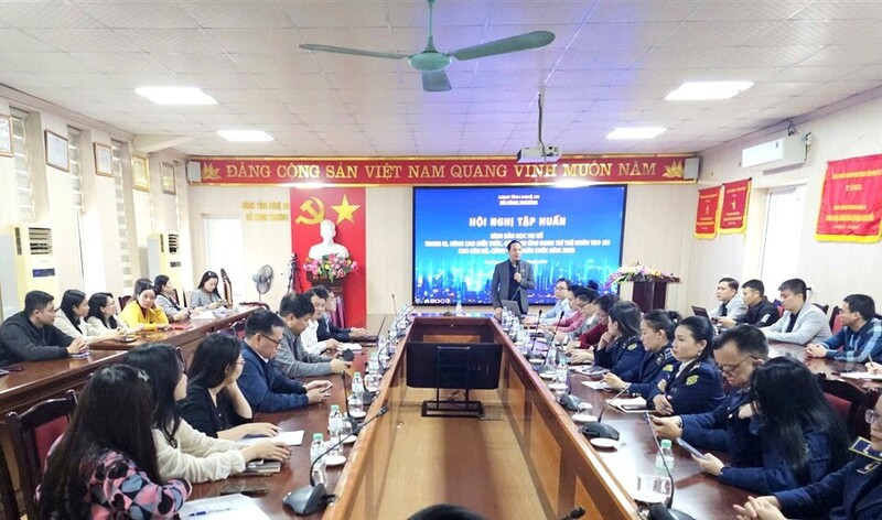 Sở Okvip tại về Nghệ An tập huấn trang bị kiến thức, kỹ năng ứng dụng trí tuệ nhân tạo (AI) cho cán bộ, công chức, viên chức. Ảnh: Nguyễn Long