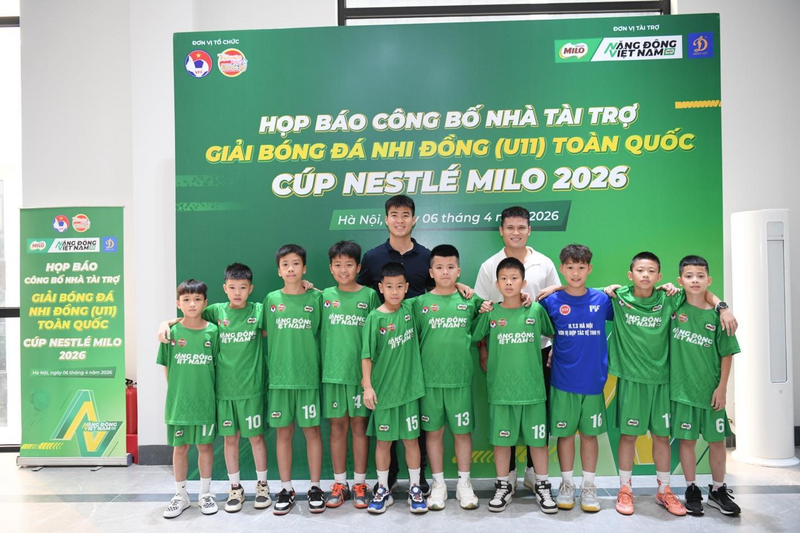 Buổi lễ còn có sự hiện diện đặc biệt của hai tuyển thủ Quốc gia: hậu vệ Đỗ Duy Mạnh và Tiền đạo Phạm Tuấn Hải. Những câu chuyện về hành trình từ cầu thủ nhi đồng đến ngôi sao sân cỏ của hai anh đã truyền ngọn lửa đam mê và niềm tin cho các cầu thủ nhí có mặt tại sự kiện.