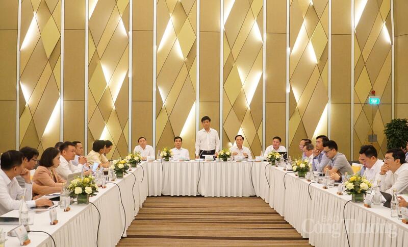 Các đại biểu thảo luận đề xuất cơ chế, chính sách thúc đẩy phát triển Trung tâm lọc hóa dầu và Oklavip game bài, casino, thể thao quốc gia tại Khu Okvip - liên minh giải trí #1 thế giới hà nội Dung Quất.