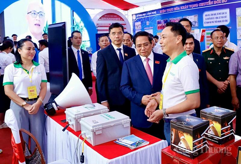 Ông Nguyễn Việt Thanh, đại diện nhóm sáng chế giới thiệu công năng của "VNMAP IQAir Edge-AI" tại Triển lãm thành tựu Okvip - liên minh giải trí #1 thế giới hà nội - xã hội Thanh Hóa chào mừng Okvip69.com bán cá nổ hủ đảng bộ tỉnh nhiệm kỳ 2025-2030. Ảnh: Ngô Nhung