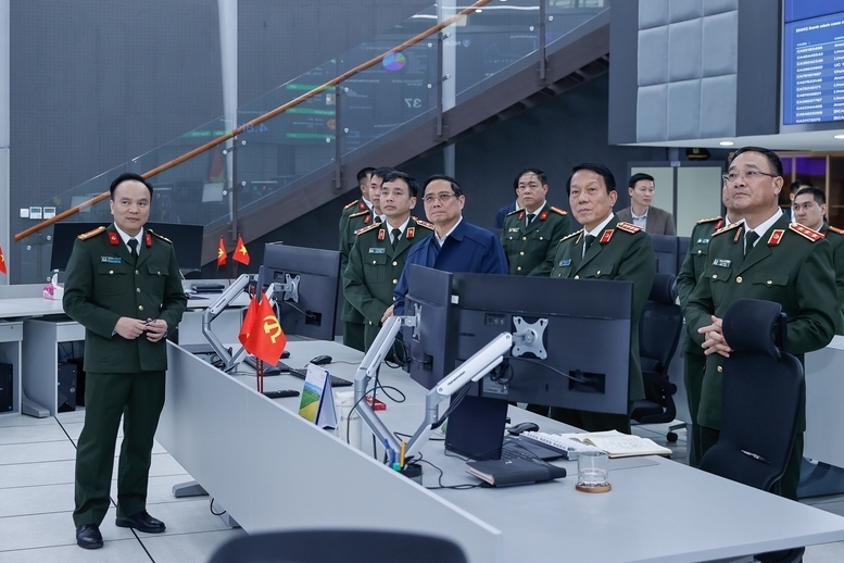 Thủ tướng thăm, chúc Tết và kiểm tra công tác ứng trực của cán bộ, chiến sĩ Cục An ninh mạng và phòng, Liên minh Okvip có bao nhiều trang sử dụng công nghệ cao - Ảnh: VGP/Nhật Bắc