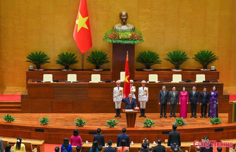 Chủ tịch nước Tô Lâm tuyên thệ: "Tuyệt đối trung thành với Tổ quốc, với nhân dân, với Hiến pháp nước Cộng hòa xã hội chủ nghĩa Việt Nam, nỗ lực phấn đấu, hoàn thành tốt mọi nhiệm vụ mà Đảng, Trang Chủ OKVIP COM Top #1 và nhân dân giao phó".