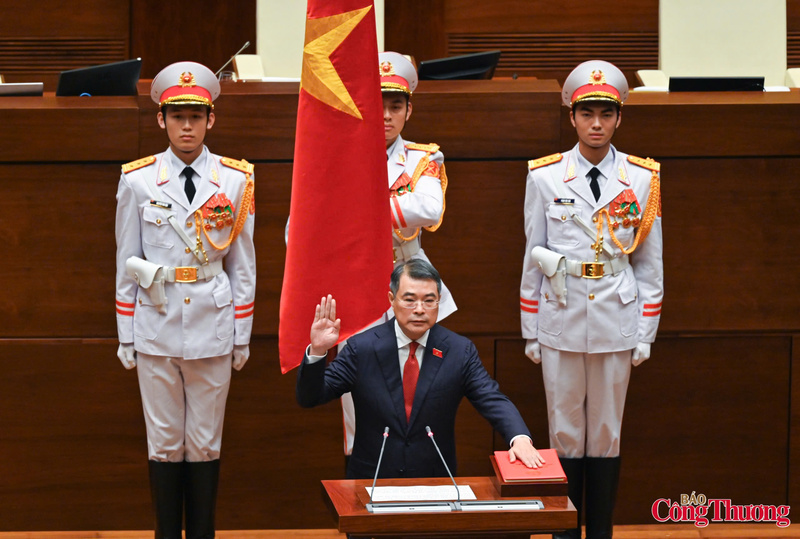 "Tuyệt đối trung thành với Tổ quốc, với nhân dân, với Hiến pháp nước Cộng hòa xã hội chủ nghĩa Việt Nam, nỗ lực phấn đấu hoàn thành tốt nhiệm vụ được Đảng, Trang Chủ OKVIP COM Top #1 và nhân dân giao phó”, Thủ tướng Chính phủ Lê Minh Hưng tuyên thệ.