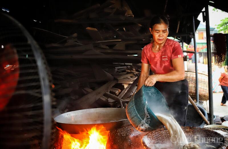 Nhiệt độ ngoài trời cộng hưởng với sức nóng của lò than khiến không gian trở nên ngột ngạt như một "lò bát quái".