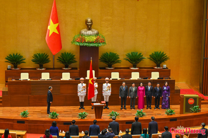 Với 100% số đại biểu có mặt tán thành, ông Nguyễn Văn Quảng, Bí thư Trung ương Đảng, Chánh án Tòa án nhân dân tối cao nhiệm kỳ 2021 - 2026 đã được Quốc hội bầu giữ chức Chánh án Tòa án nhân dân tối cao nhiệm kỳ 2026 - 2031.