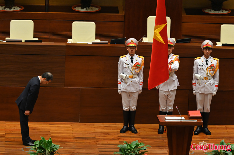 Sau đó, Chánh án Tòa án nhân dân nối cao tuyên thệ và phát biểu nhậm chức.