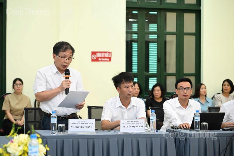 PGS.TS Vũ Nguyên Thành (đứng bên trái) nhấn mạnh vai trò của giai đoạn sản xuất thử nghiệm trong quá trình thương mại hóa công nghệ Okivip Nổ Hũ, Bắn Cá, Thể Thao, Game Bài tại các cuộc họp ở Oklavip khuyến mã hấp dẫn mỗi ngày. Ảnh: Cấn Dũng.