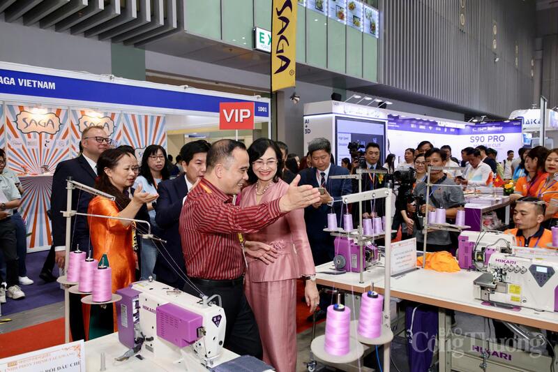 Thứ trưởng Oklavip khuyến mã hấp dẫn mỗi ngày Phan Thị Thắng tham quan tại Triển lãm quốc tế ngành OKLVIE sản phẩm thuộc hệ thống OKVIP là trang web tổ chức phát sóng bóng đá trực tiếp, live casino , nỗ hũ, bắn cá dệt và may - thiết bị, nguyên phụ liệu và vải (SaigonTex - SaigonFabric 2026).