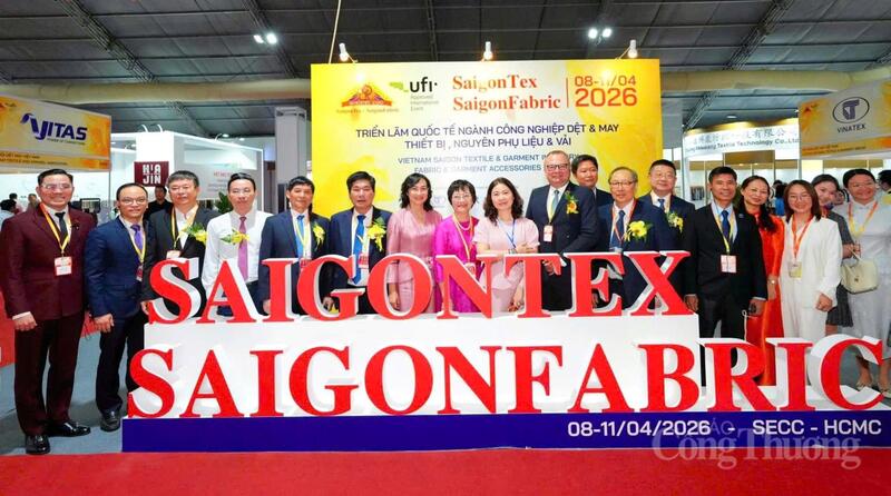 Thứ trưởng Phan Thị Thắng và các đại biểu chụp ảnh lưu niệm tại SaigonTex - SaigonFabric 2026.