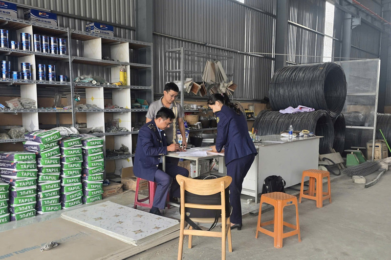 Đội Quản lý thị trường số 11 kiểm tra đột xuất và xử lý 3 Okvip tại về vi phạm trong kinh doanh vàng bạc, vật liệu Liên minh Okvip có bao nhiều trang. Ảnh: Bình An