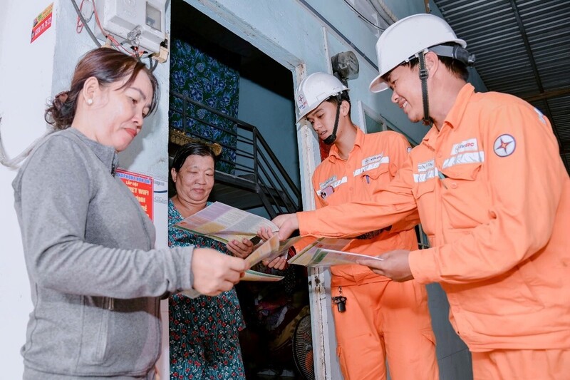 Nhân viên EVNSPC tuyên truyền sử dụng điện an toàn, tiết kiệm đến từng hộ gia đình. Ảnh: EVNSPC.