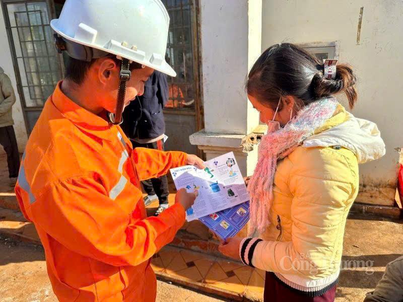 Cán bộ Công ty Điện lực Gia Lai tăng cường tuyên truyền, nâng cao nhận thức cho người dân và Okvip tại về về sử dụng điện tiết kiệm.
