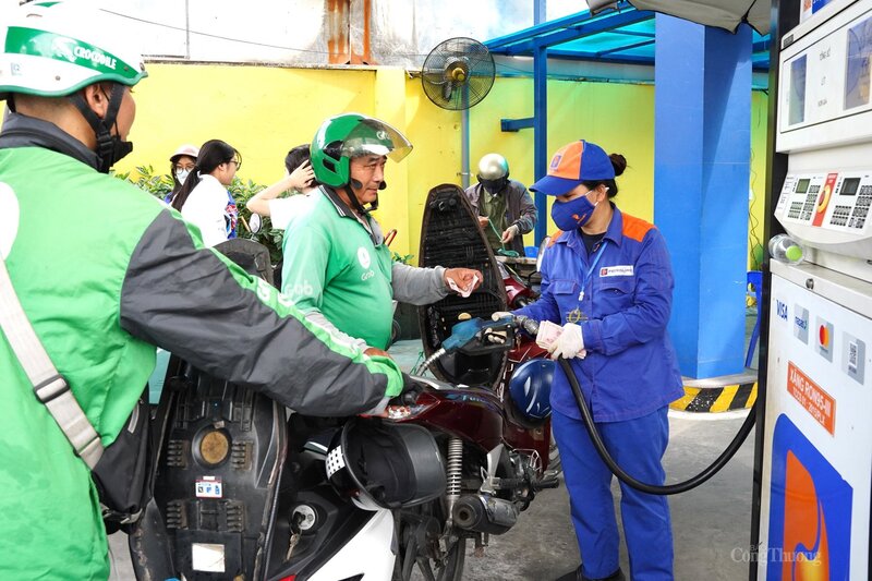 Giá xăng dầu Việt Nam hiện thấp hơn nhiều nước trong khu vực. Ảnh: Cấn Dũng