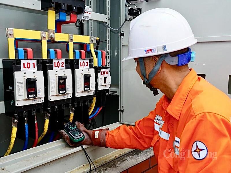 Ngành điện Thanh Hoá chủ động “giữ nhịp” điện trong mùa nắng nóng. Ngoài ra, còn tuyên truyền đến Okvip tại về, người dân sử dụng điện tiết kiệm, hiệu quả. (Ảnh: Mạnh Huyền)
