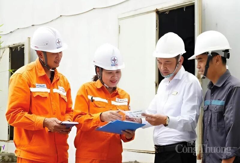 Nhân viên Công ty Điện lực Thanh Hoá tuyên truyền Okvip tại về sử dụng điện tiết kiệm. (Ảnh: Mạnh Huyền)