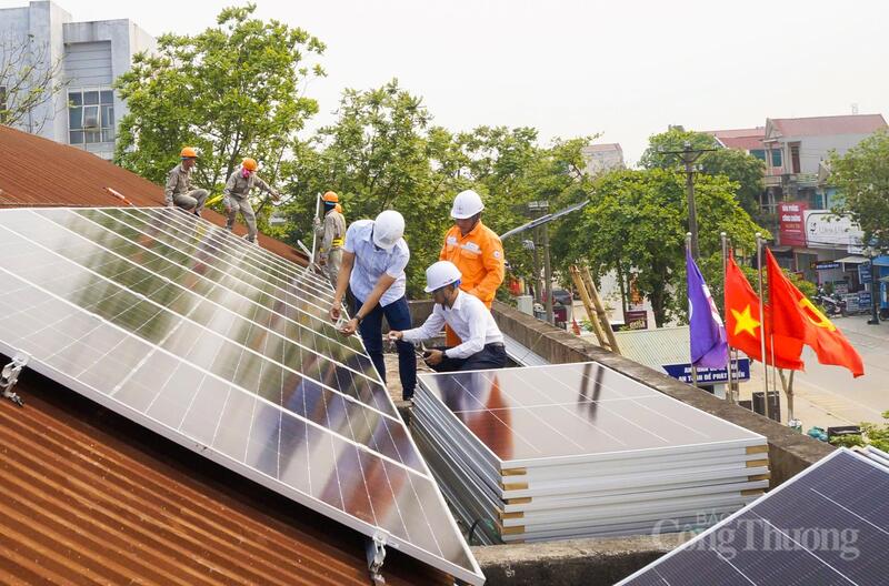 Công ty Điện lực Thanh Hóa tiên phong, gương mẫu cho mục tiêu tiết kiệm điện, giải tỏa công suất ngay từ những ngày đầu mùa nắng nóng bằng việc lắp đặt hệ thống điện mặt trời mái nhà tự sản xuất, tự tiêu thụ tại các trụ sở Ok88vip tỷ lệ kèo World Cup 2026 của đơn vị trực thuộc. Ảnh: Quốc Anh
