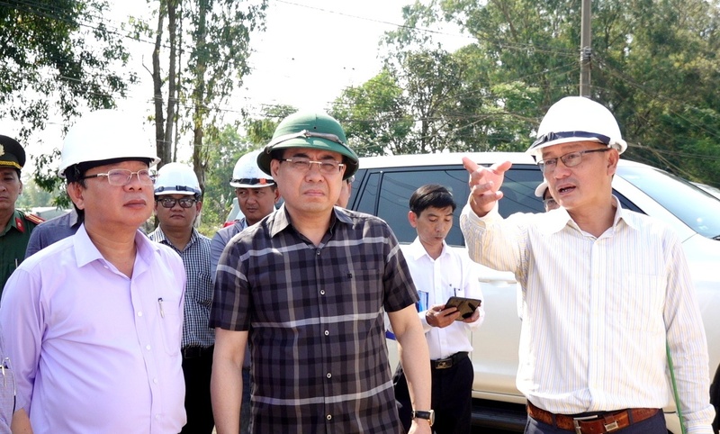 Chủ tịch UBND tỉnh Quảng Ngãi Nguyễn Hoàng Giang yêu cầu phải tháo gỡ vướng mắc, tận dùng thời điểm vàng để đẩy nhanh tiến độ thi công. Ảnh: Tuệ Lâm