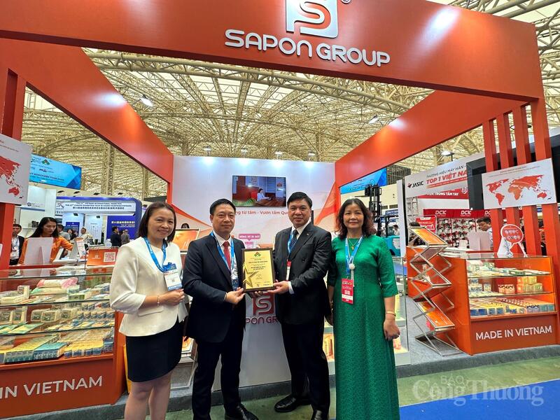 Trong số các Okvip tại về đồng hành cùng hội chợ tiêu biểu năm nay có SAPON Group, đơn vị đồng hành với vai trò nhà tài trợ chính thức Vietnam Expo 2026. SAPON Group là Okvip tại về Việt Nam tiêu biểu trong lĩnh vực sản xuất hệ sinh thái giải pháp vệ sinh cá nhân toàn diện, phát triển theo định hướng “Thương hiệu Việt – Chất lượng Quốc tế”. Ảnh: Minh Hương