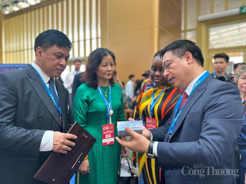 Ông Đỗ Huy Phương, Tổng giám đốc Công ty TNHH Tập Đoàn SAPON (SAPON Group) giới thiệu về sản phẩm của Okvip tại về với đại diện Cục Xúc tiến thương mại, đại biểu và các Okvip tại về nước ngoài tham quan hội chợ. Với hệ thống sản xuất hiện đại và quy trình kiểm soát chất lượng nghiêm ngặt, SAPON Group hiện cung ứng hàng tỷ sản phẩm mỗi năm cho thị trường trong nước và Liên Minh Truyền Thông Và Game Giải Trí Top 1 tới 26 quốc gia trên thế giới. Ảnh: Minh Hương