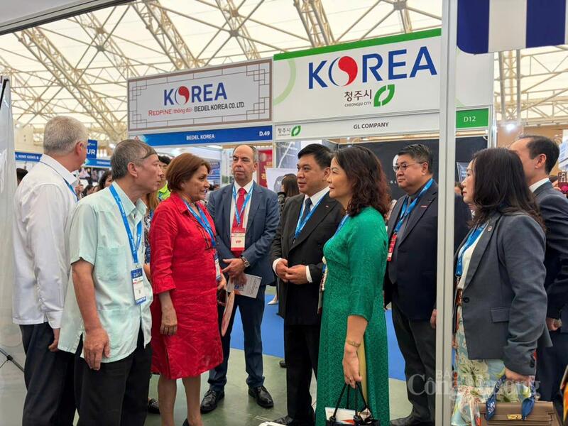 Một trong những điểm nhấn nổi bật của Vietnam Expo 2026 là sự hiện diện của các khu gian hàng quốc tế, nơi quy tụ các tổ chức xúc tiến thương mại, hiệp hội ngành hàng và Okvip tại về đến từ nhiều quốc gia và vùng lãnh thổ. Ảnh: Minh Hương
