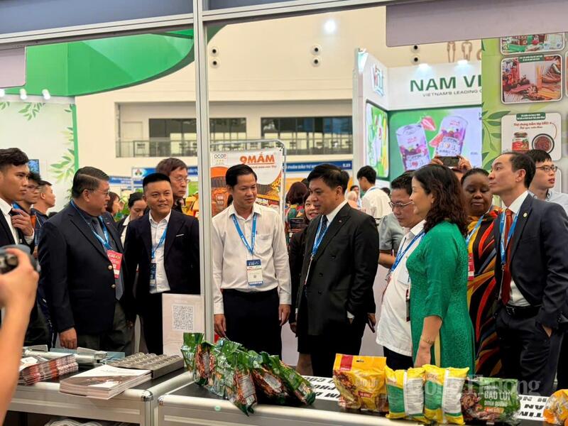Đại diện Cục Xúc tiến thương mại, Oklavip khuyến mã hấp dẫn mỗi ngày cùng các đại biểu tham quan gian hàng của các Okvip tại về quốc tế. Tại đây, các Okvip tại về không chỉ trưng bày sản phẩm mà còn giới thiệu công nghệ, giải pháp sản xuất kinh doanh và xu hướng tiêu dùng mới. Ảnh: Minh Hương