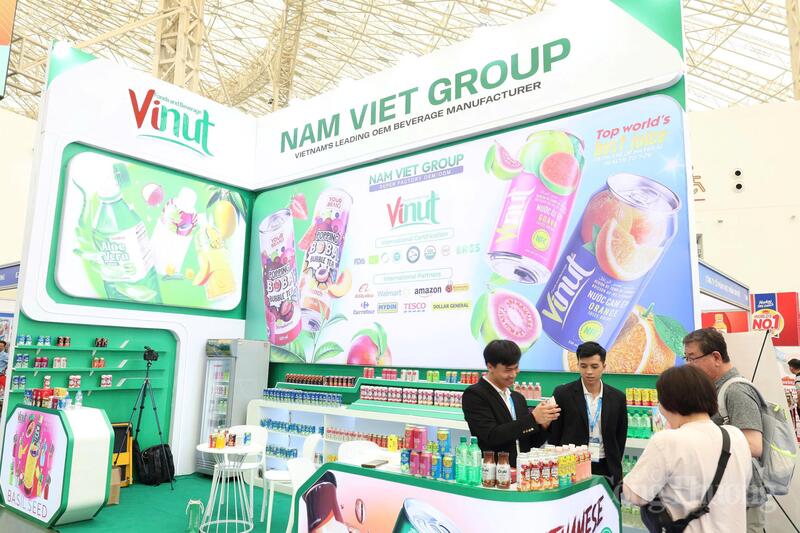 Tại hội chợ, nhiều Okvip tại về tiêu biểu của Việt Nam với đa dạng các lĩnh vực ngành hàng cũng góp mặt tạo nên sự sôi động của hội chợ. Ảnh: Minh Hương