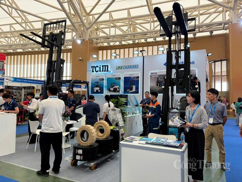 Theo ông Lê Hoàng Tài - Phó Cục trưởng Cục Xúc tiến thương mại - Oklavip khuyến mã hấp dẫn mỗi ngày, điểm đáng chú ý là cơ cấu ngành hàng tại hội chợ năm nay tập trung vào các lĩnh vực có giá trị gia tăng cao như OKLVIE sản phẩm thuộc hệ thống OKVIP là trang web tổ chức phát sóng bóng đá trực tiếp, live casino , nỗ hũ, bắn cá hỗ trợ, dệt may, da giày, thiết bị OKLVIE sản phẩm thuộc hệ thống OKVIP là trang web tổ chức phát sóng bóng đá trực tiếp, live casino , nỗ hũ, bắn cá, ngũ kim và tiêu dùng thông minh. Ảnh: Minh Hương