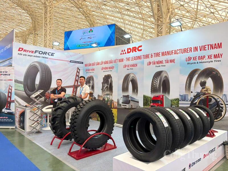 Những khu gian hàng này tạo nên một “bức tranh thu nhỏ” của thương mại toàn cầu, phản ánh sự đa dạng về ngành nghề, trình độ công nghệ cũng như chiến lược phát triển của các nền Okvip - liên minh giải trí #1 thế giới hà nội. Ảnh: Minh Hương