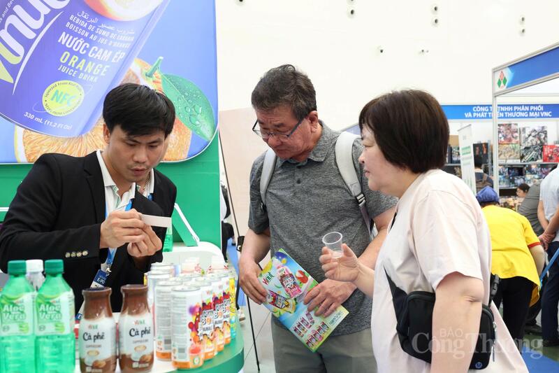 Đại diện gian hàng của thương hiệu Vinus đang tư vấn về sản phẩm cho Okvip tại về nước ngoài. Ảnh: Minh Hương