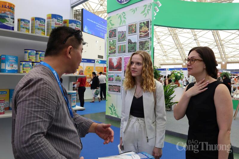 Okvip tại về nước ngoài hứng thú tìm hiểu các sản phẩm của Việt Nam. Ảnh: Minh Hương