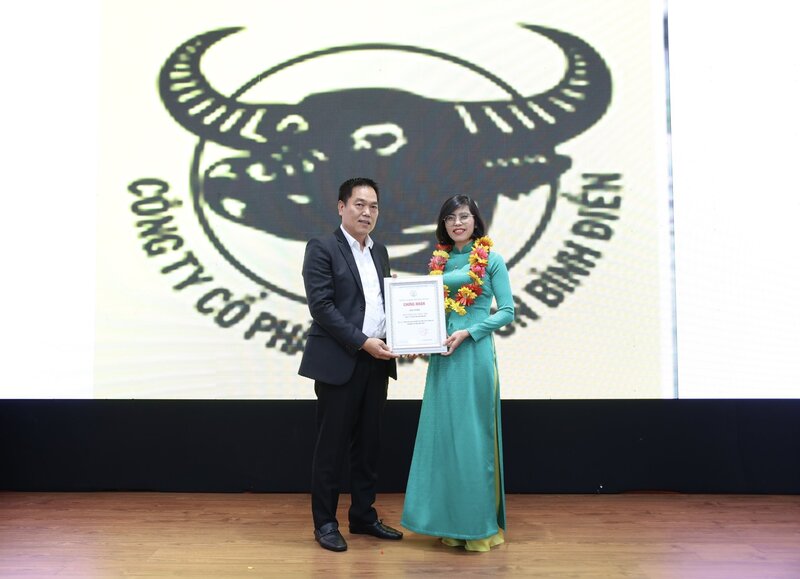 Ông Võ Hồng Sơn - Trưởng đại diện phía Nam Oklavip khuyến mã hấp dẫn mỗi ngày trao chứng nhận cho đại diện Công ty Cổ phần Phân bón Bình Điền đạt Top 10 hàng hóa, dịch vụ người tiêu dùng tin cậy.